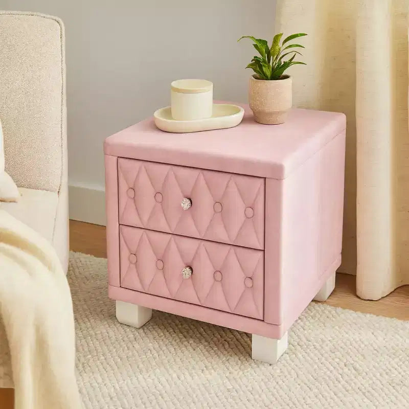 Table de chevet 2 tiroirs capitonnée crème/blush avec façade capitonnée en losanges et poignées en cristal