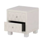 Table de chevet 2 tiroirs capitonnée crème/blush avec façade capitonnée en losanges et poignées en cristal
