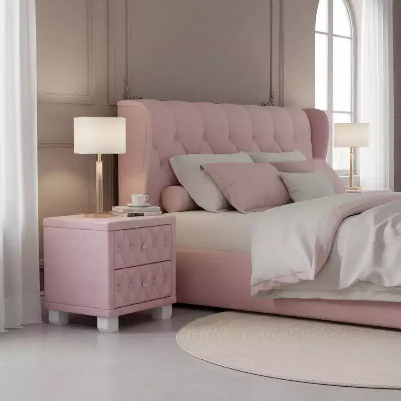Table de chevet 2 tiroirs capitonnée crème/blush avec façade capitonnée en losanges et poignées en cristal